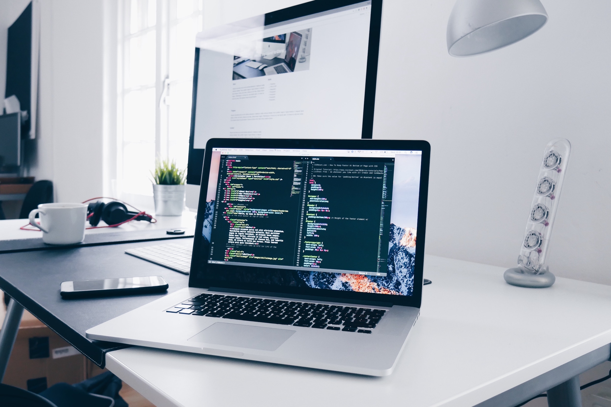 Laptop mit Webdesign-Quellcode auf dem Bildschirm